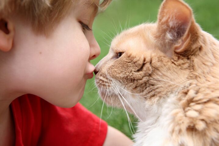Любой ребенок может заразиться глистами при контакте с животными. 